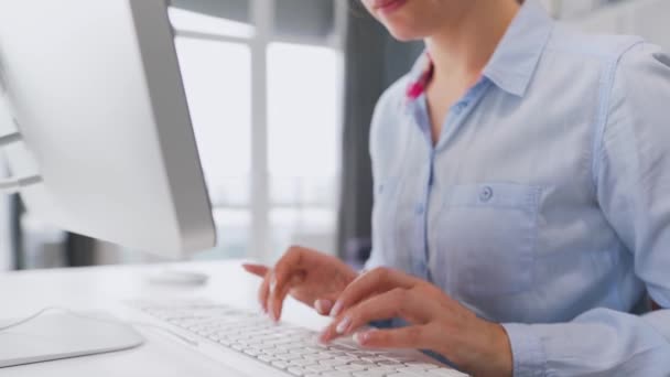 コンピューターのキーボードで入力する女性の手 — ストック動画