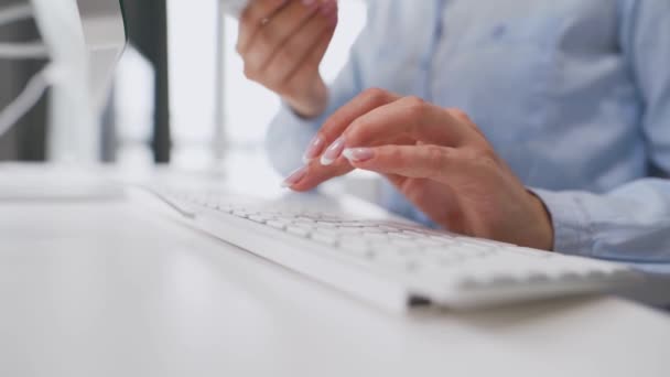 Manos femeninas escribiendo el número de tarjeta de crédito en el teclado de la computadora. Mujer haciendo compra en línea. Servicio de pago en línea. — Vídeo de stock