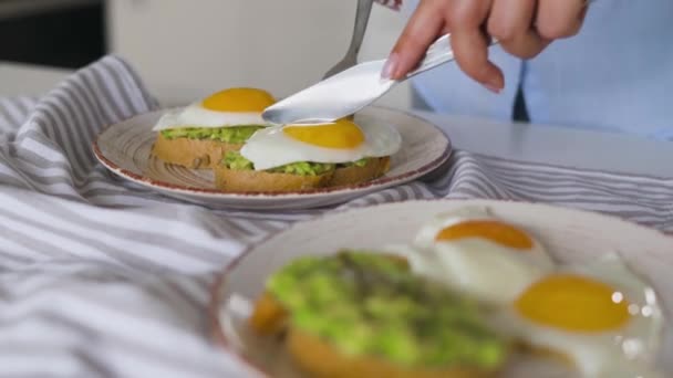 Krájení toastu s avokádem a vejcem. Zdravá veganská snídaně. — Stock video