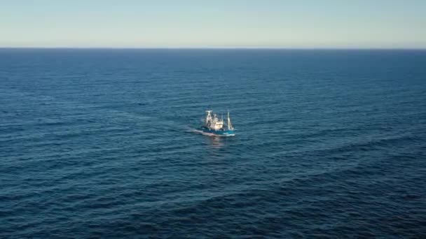 Вид с высоты птичьего полета на рыбацкую лодку в Атлантическом океане — стоковое видео