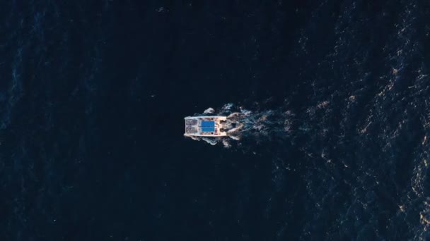 Вид сверху на большой катамаран, плывущий в Атлантическом океане — стоковое видео