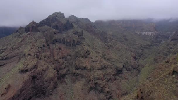 Vista aérea de los acantilados de Los Gigantes en Tenerife nublado, Islas Canarias, España — Vídeo de stock