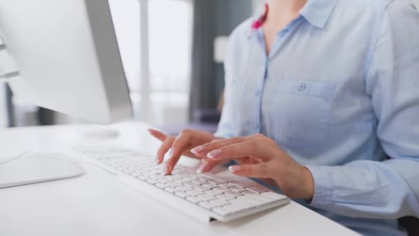 Manos femeninas escribiendo en un teclado de computadora — Vídeos de Stock