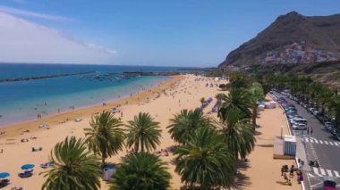 Las Teresitas plajı, yol, otoparktaki arabalar, altın kum plajı ve Atlantik Okyanusu 'nun havadan görünüşü. Tenerife, Kanarya Adaları, İspanya