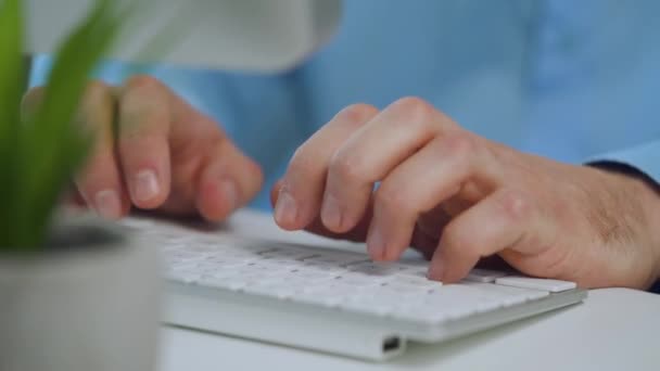 男性的手在电脑键盘上键入 — 图库视频影像