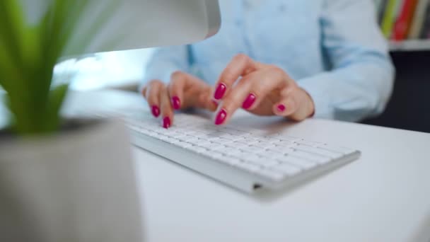 Vrouwelijke handen met heldere manicure typen op een computer toetsenbord — Stockvideo