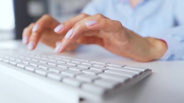 Manos femeninas escribiendo en un teclado de computadora. Concepto de trabajo remoto. — Vídeo de stock