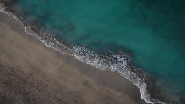 Vista superior de la playa negra del desierto en el Océano Atlántico. Costa de la isla de Tenerife. Imágenes aéreas de drones de olas marinas que llegan a la orilla — Vídeo de stock