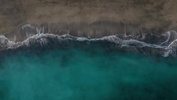 Vista superior de la playa negra del desierto en el Océano Atlántico. Costa de la isla de Tenerife. Imágenes aéreas de drones de olas marinas que llegan a la orilla — Vídeo de stock