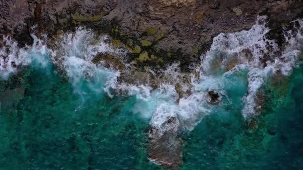 Вид на пустынное побережье. Скалистый берег острова Тенерифе. Беспилотник запечатлел океанские волны, достигающие берега — стоковое видео