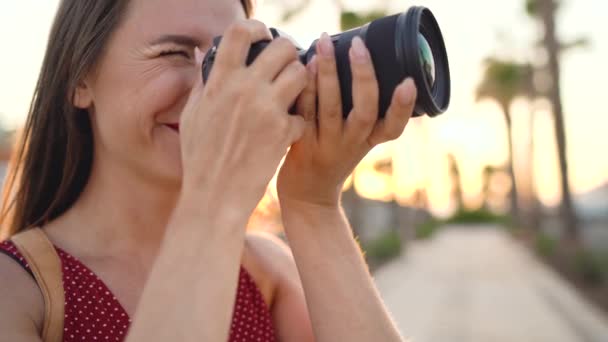 Fotografo donna turistica scattare foto con macchina fotografica in un bellissimo paesaggio tropicale al tramonto — Video Stock