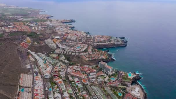 Vista aérea de las casas del Puerto de Santiago, la ciudad y el puerto deportivo de Los Gigantes. Tenerife, Islas Canarias, España — Vídeo de stock