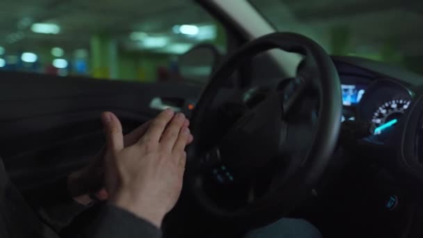 Hombre conduciendo en coche automatizado innovador usando piloto automático de auto-estacionamiento para estacionar en el estacionamiento — Vídeos de Stock