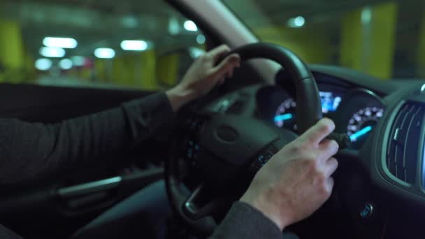 驾驶新型自动驾驶汽车的人使用自动泊车自动驾驶仪在停车场停车 — 图库视频影像