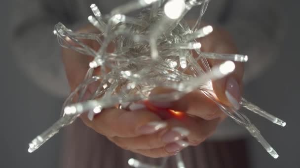 Woman holds white christmas garland in hands close up — Stock Video