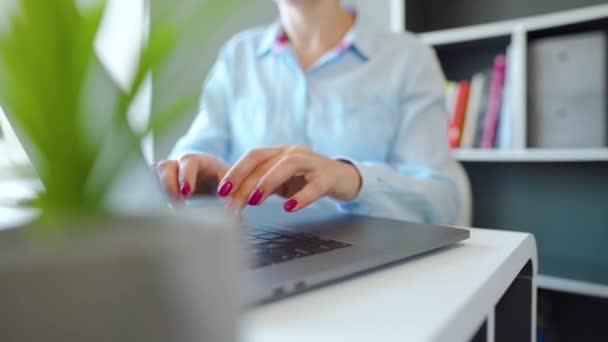 Manos femeninas con manicura brillante escribiendo en un teclado portátil — Vídeos de Stock