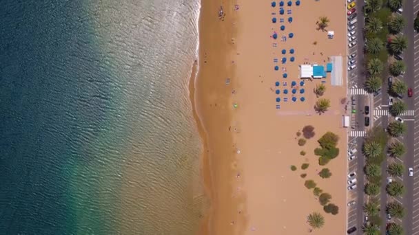 Vista superior da praia Las Teresitas, estrada, carros no estacionamento, praia de areia dourada e do Oceano Atlântico. Tenerife, Ilhas Canárias, Espanha — Vídeo de Stock