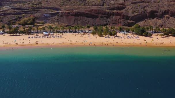 Vista aérea de la playa de Las Teresitas, carretera, coches en el estacionamiento, playa de arena dorada y el Océano Atlántico. Tenerife, Islas Canarias, España — Vídeos de Stock