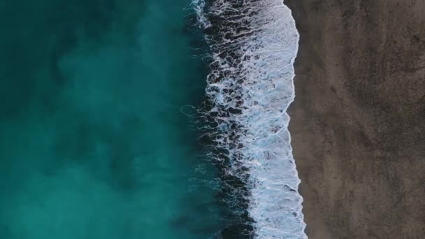 Toppen utsikt över öknen svarta stranden på Atlanten. Kusten på ön Teneriffa. Aerial Drone bilder av havsvågor når stranden — Stockvideo