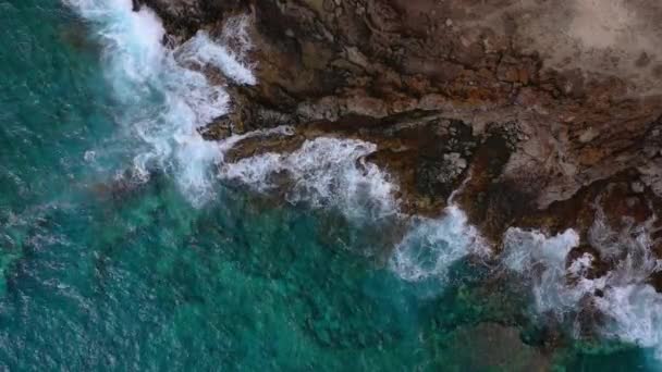 さびれた海岸のトップビュー。テネリフェ島のロッキー海岸。海岸に到達する海の波の空中ドローン映像 — ストック動画