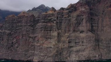 Tenerife bulutlu Los Gigantes Cliffs havadan görünümü, Kanarya Adaları, İspanya