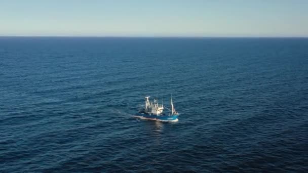 Atlantik Okyanusu'nda yelken bir balıkçı teknesi havadan görünümü — Stok video