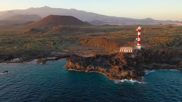 Uitzicht vanaf de hoogte van de vuurtoren Faro de Rasca, natuurgebied en bergen bij zonsondergang op Tenerife, Canarische Eilanden, Spanje. Wilde kust van de Atlantische Oceaan. — Stockvideo
