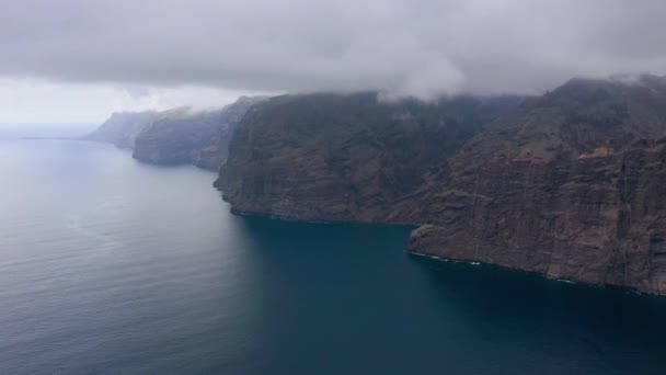 Скелі з видом на море Лос-Гігантес на Тенеріфе похмуро, Канарські острови, Іспанія — стокове відео