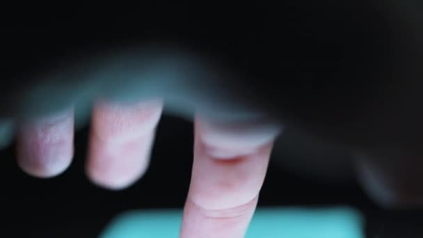 Hand typen tekst op smartphone close-up. Gebruik smartphone close-up 's nachts. — Stockvideo