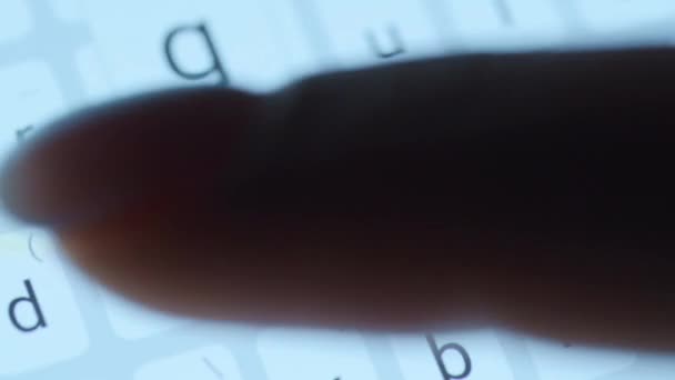 Mãos digitando texto no close-up do smartphone. Usando o smartphone fechar à noite . — Vídeo de Stock