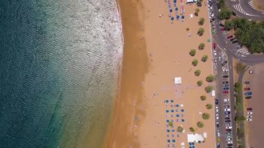 Las Teresitas plajı, yol, otoparktaki arabalar, altın kum plajı ve Atlantik Okyanusu manzarası. Tenerife, Kanarya Adaları, İspanya
