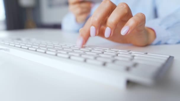 Manos femeninas escribiendo el número de tarjeta de crédito en el teclado de la computadora. Mujer haciendo compra en línea. Servicio de pago en línea. — Vídeos de Stock