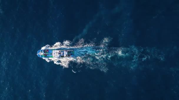 Vue de dessus d'un bateau de pêche naviguant dans l'océan Atlantique — Video