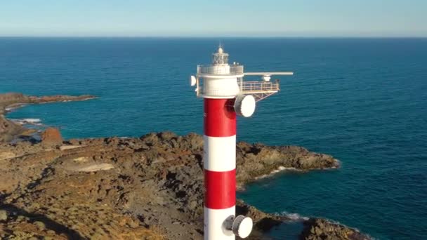 Kilátás a magasból a világítótorony Faro de Rasca, természetvédelmi és hegyek naplementekor Tenerife, Kanári-szigetek, Spanyolország. Az Atlanti-óceán vad partja. — Stock videók