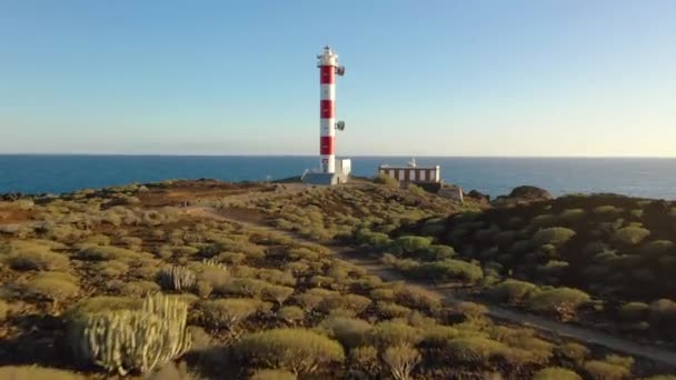 Deniz fenerinin, doğanın ve okyanusun yüksekliğinden bak. Deniz feneri Faro de Rasca, Tenerife, Kanarya Adaları, İspanya. — Stok video