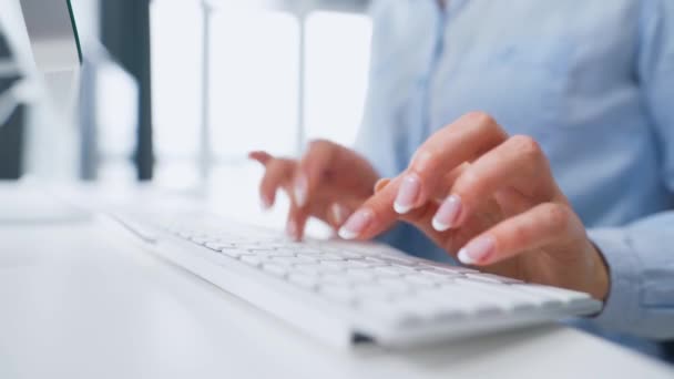 Manos femeninas escribiendo en un teclado de computadora. Concepto de trabajo remoto. — Vídeos de Stock