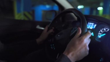 Otomatik otoparkta otopark için otomatik pilot kullanan bir adam yenilikçi bir şekilde araba kullanıyor.