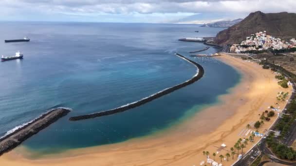 Widok z lotu ptaka na plażę Las Teresitas bez ludzi i otaczający ją krajobraz rano, Teneryfa, Wyspy Kanaryjskie, Hiszpania. Ramy czasowe — Wideo stockowe