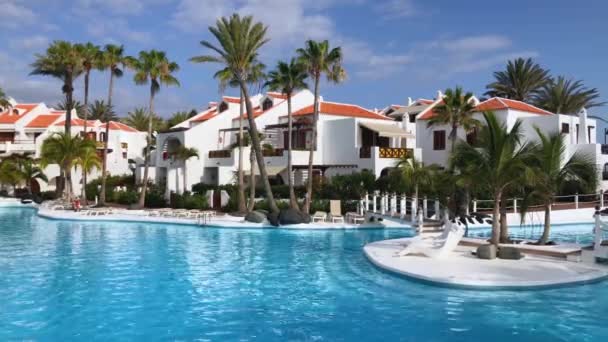 Teneriffa, Kanarische Inseln, Spanien - 20. Mai 2019: Schwimmbad in tropischem Hotelresort mit Palmen für Strandurlaub, Luxusdestination — Stockvideo