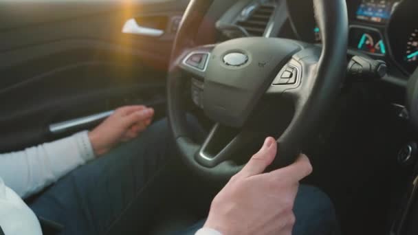 Man rijden in innovatieve geautomatiseerde auto met behulp van lane holding functie. Robotcomputer draaischijf in automatische stuurmodus — Stockvideo