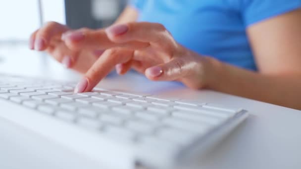 Manos femeninas escribiendo en un teclado de computadora. Concepto de trabajo remoto. — Vídeos de Stock