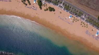 Las Teresitas plajı, yol, otoparktaki arabalar, altın kum plajı ve Atlantik Okyanusu manzarası. Tenerife, Kanarya Adaları, İspanya