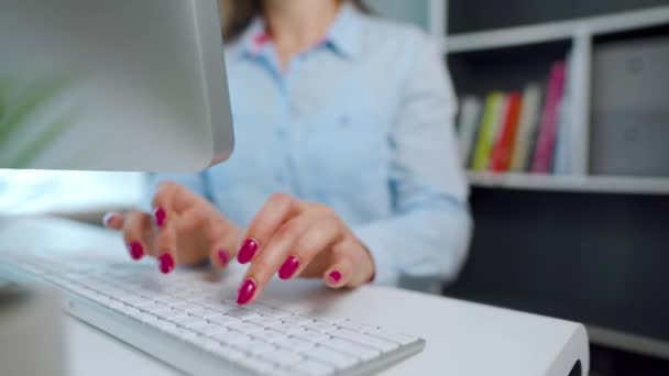 Γυναικεία χέρια με φωτεινό μανικιούρ πληκτρολογώντας σε ένα πληκτρολόγιο υπολογιστή — Αρχείο Βίντεο