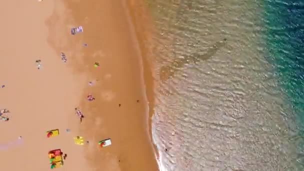 Widok z wysokości Oceanu Atlantyckiego, złoty piasek, nierozpoznane osoby na plaży Las Teresitas, Teneryfa, Wyspy Kanaryjskie, Hiszpania. Nadciśnienie tętnicze — Wideo stockowe