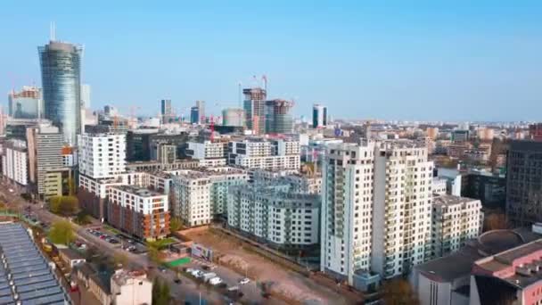 Varšava, Polsko - 9. dubna 2019: Letecký pohled na stavební jeřáby a stavbu budov v centru Varšavy, Polsko — Stock video
