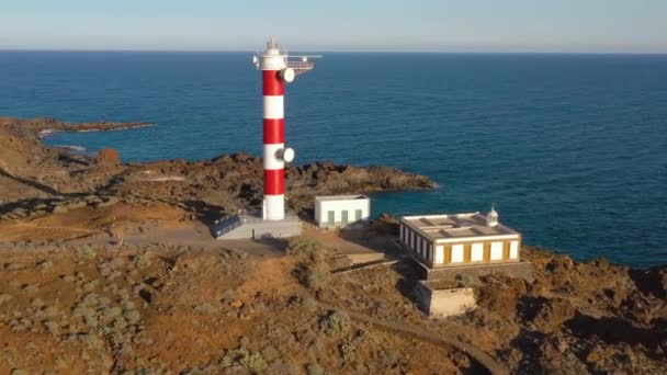Вид з висоти на маяк, природу і океан навколо. Lighthouse Faro de Rasca, Tenerife, Canary Islands, Spain. — стокове відео