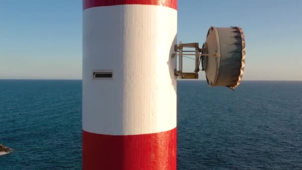 Uitzicht vanaf de hoogte op de vuurtoren van dichtbij. Oceaan op de achtergrond. Vuurtoren Faro de Rasca, Tenerife, Canarische Eilanden, Spanje. — Stockvideo