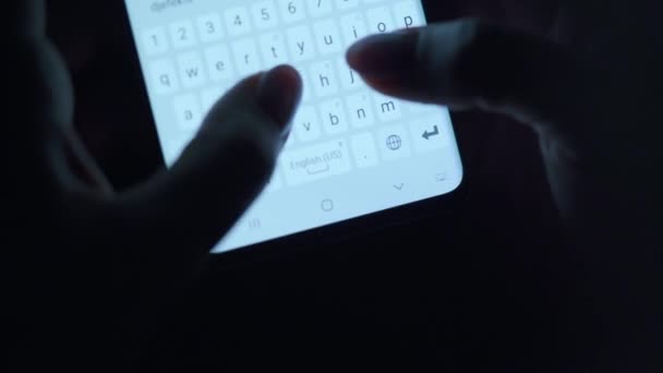 Ręce wpisując tekst na zbliżeniu smartfona. Korzystanie ze smartfona zbliżenie w nocy. — Wideo stockowe