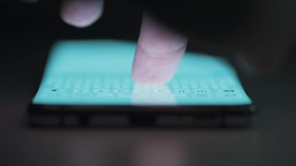 Tapez du texte à la main sur le gros plan du smartphone. Utilisation du smartphone fermer la nuit .