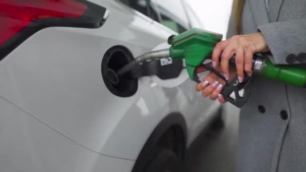 Mulher enche gasolina em seu carro em um posto de gasolina close-up — Vídeo de Stock